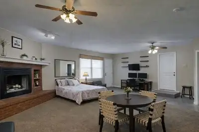 Image de Private Nauvoo Studio - Sleeps 4 - Walkable + Wfh