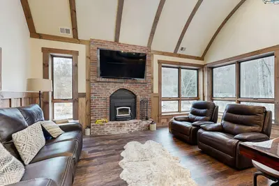 Image de Upscale Hobbit Retreat w/outdoor kitchen, fireplace & located on the Elk River