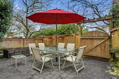 Image de 1 min walk to Metro + Modern 4br 3. 5Bath Townhome near Stadium • Free Parking