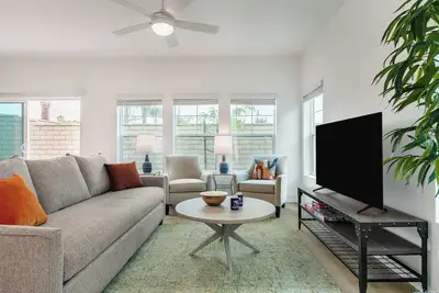 Image de Designer Desert Escape | Resort Pool + Firepit + Hot Tub + Coworking + Gym