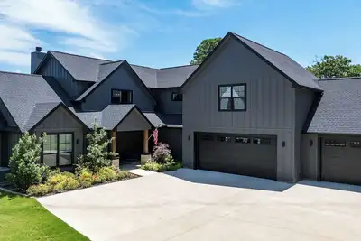 Image de Sleeps 20+ — Cedar Creek Lake — Lakefront Kayaks — Boat/Jetski Rentals