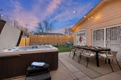 Image de Denver Retreat w/ Hot Tub + Game Room|Near Red Rocks |Sleeps 10 |Family-Friendly Yard