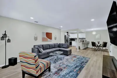 Image de Group-Friendly w/ next door unit available•1 Mile to At&T/Rangers•Free Parking