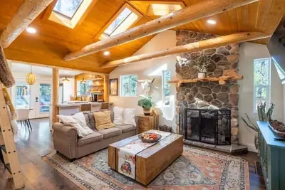 Image de Downtown Pine Lodge with Bunkhouse and Hot Tub Great for Family, Friends & Pets!