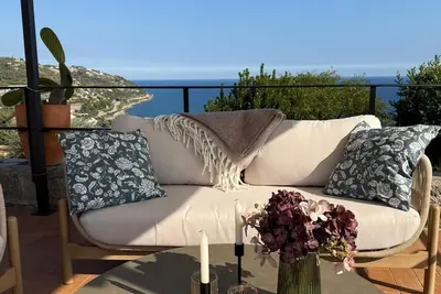 Image de Panoramic sea views - Stylish end terraced house with private garden-1km to the sea