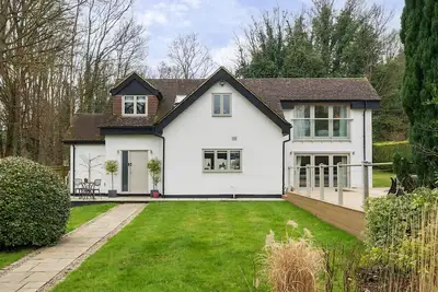 Image de Luxury Countryside Retreat with Pool | Surrey Hills Escape - Pass the Keys