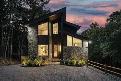 Image de Modern, Luxury Mountain Cabin: Scenic Views, Fireplace, Hot Tub, Deck