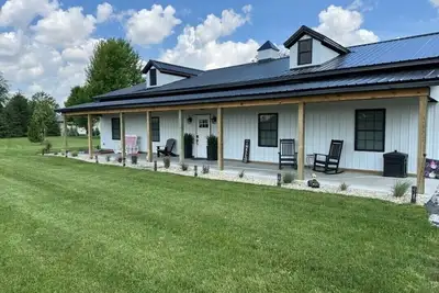 Image de Farmhouse Retreat\n5 minutes from Ruoff Music Center