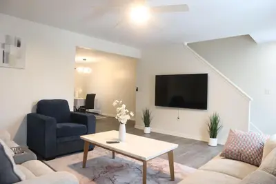 Image de Beautiful 2-story Downtown Worcester king bed with Office