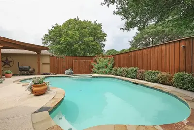 Image de Luxury Richardson retreat with pool, spa, & billiards. Steps from Bush Turnpike.