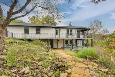 Image de Steps to Table Rock Lake! Family Escape w/ 2 Decks