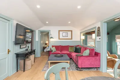 Image de Riverbend Retreat Vintage charm close to Downtown