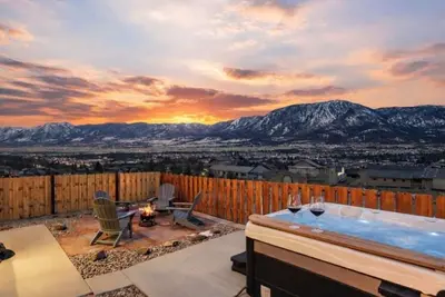 Image de Hot Tub, Ir Sauna. Game Room & Mountain Views – Venues, restaurants, and more!