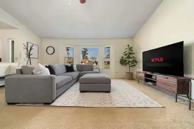 Image de Spacious 3br/2ba Central Sac – Fireside Comfort