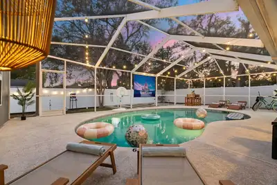 Image de Retro Florida Stay! Pool, glow-in-the-dark golf, karaoke, central location