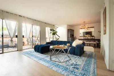 Image de Sherman Oaks Townhome Private Patio + Pool Access