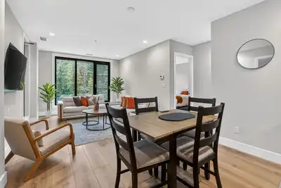 Image de Renovated 3 bedroom condo, pool, boat slip, gym, steam room on Mara Lake