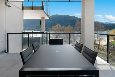 Image de Pool View, West Lakeview 5th Floor condo with boat slip, gym and steam room