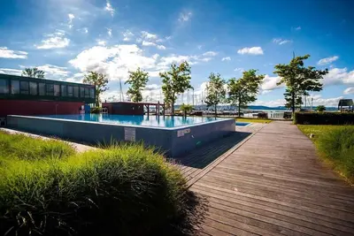 Image de Appartement de vacances avec balcon et vue sur l'eau