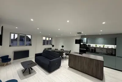 Image de Le Panoramique De La Residence avec tous ces commerces au pied