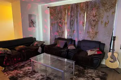 Image de Spacious, peaceful & secured 3br Main Floor Home | Perfect for Families & Groups