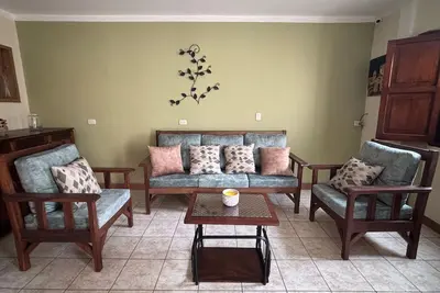 Image de Family-Friendly 3br Home 10 Min Drive to Central Park, 5 Queen Beds, Sleeps 10