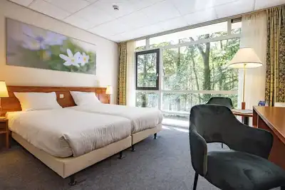 Image de Explore Scenic Trails & Relax at This Garden Retreat with Free Parking Included