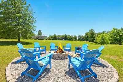 Image de Pool Table, Theater, Fire Pit, Volleyball Court, and Game Room
