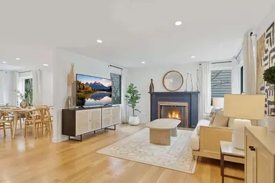 Image de Elegant 3b House near Uw, Remodeled & Ev Parking