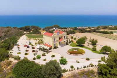 Image de Exclusive luxury villa right by the sea - privacy, nature & elegance on 4, 500 m²