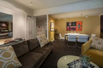 Image de Spacious Artful Suite Near Pearl | Pet-Friendly Stay