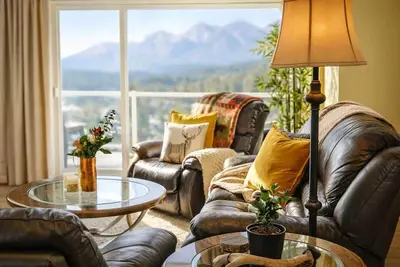 Image de Mountain & Lakefront Corner Suite near Dt w/Pool