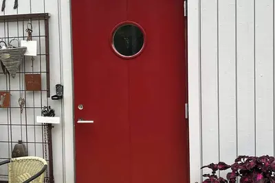 Image de Modern lake house with outdoor bathtub and fireplace - quiet location