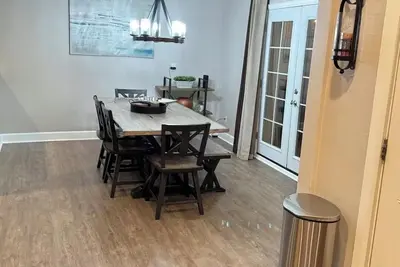 Image de Family Retreat Near Airport & Hospitals  Private Yard, Fire Pit & Playground.