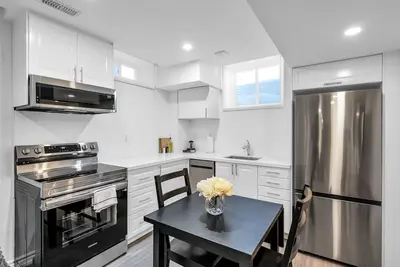 Image de Newly Renovated 2br Basement Suite | Private Entry