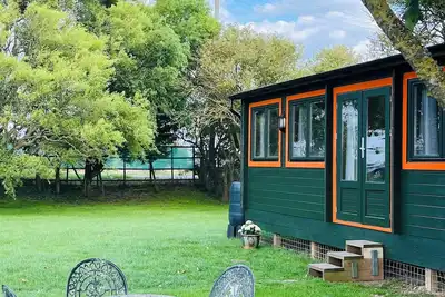 Image de Cosy cabin, w/modern comforts minutes away from popular beaches & seaside towns.