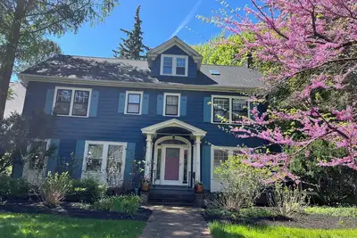 Image de Spacious 3-Story Home Steps from Campus; Garden, Hot Tub, Peloton and Cat