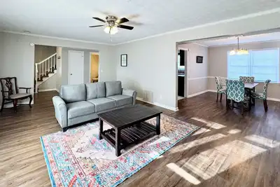 Image de Convenient & Spacious 4 Bedroom House