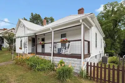 Image de Restored Family Homestead, A Cozy Bristol Retreat