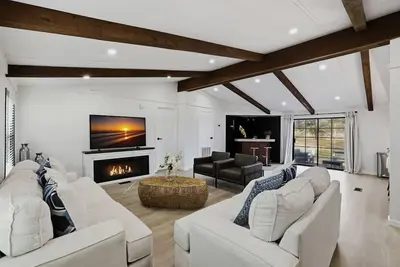 Image de Stylish Farmhouse and Studio Apt W/ Acreage!