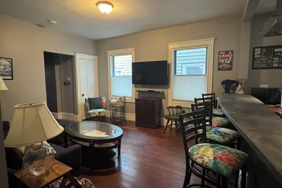 Image de 1st Fl Apt, in Somerville walk to Subways, Univ, Entertainment, & Restaurants