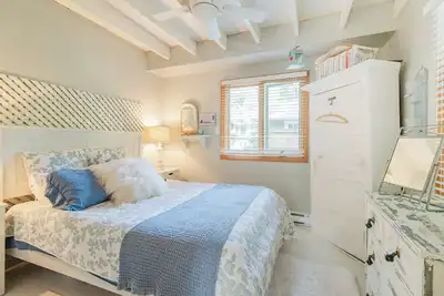 Image de Walk to white sand private beach of Oakwood Park - 4 bed cottage steps to lake.