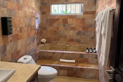 Image de Private pool, beautiful gardens, minutes from beach. 3 bed/3 bath in coco beach.