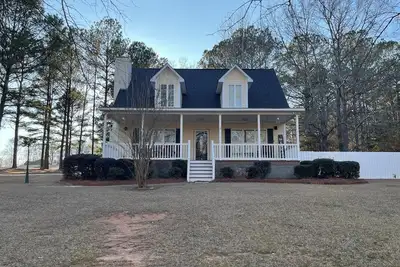 Image de Quiet Pines by Abner. \nWelcome to our small cottage retreat among the pines.