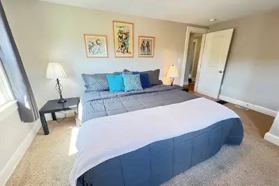 Image de Cozy Family Home with Garage/6 Min From Downtown! [King Room + 2 Queen Rooms]