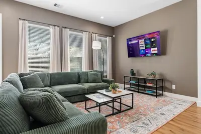 Image de Maison élégante de 3 chambres avec garage privé près du centre-ville