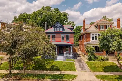 Image de Newly Renovated Historic Gem - Central Location to Downtown, Spacious for Family