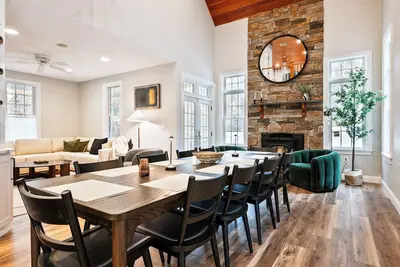 Image de Private White Mountain Estate - Hot Tub - Chef Kitchen - Game Room - Sleeps 12