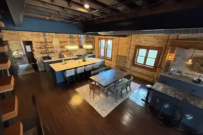 Image de Premier Milwaukee Designer Loft Steps to Summerfest and Fine Dining