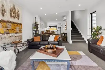 Image de Masterpiece 3br Hamilton Central–Parking Included